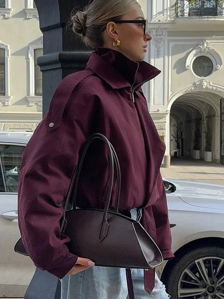 Veste bomber bordeaux femme avec col montant et poches, design sportif et décontracté.