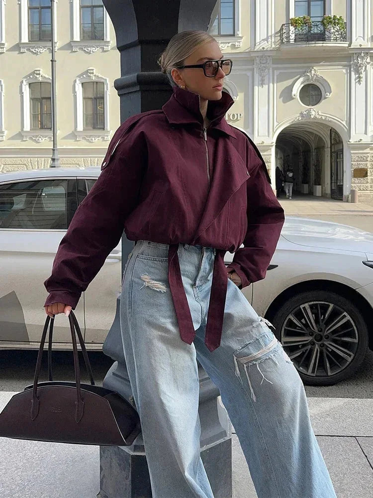 Veste bomber bordeaux femme avec col montant et poches, adaptée pour un usage quotidien.