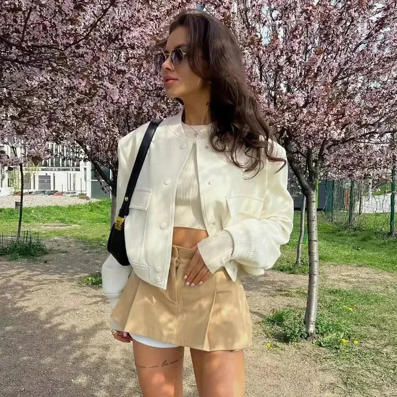 Veste bomber femme noire en matériau léger, avec poches frontales et coupe décontractée.