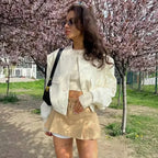 Veste bomber femme noire en matériau léger, avec poches frontales et coupe décontractée.