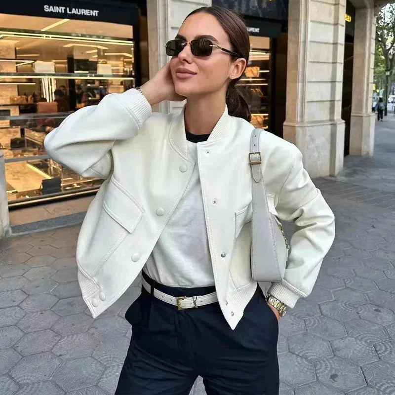 Veste bomber femme beige en matériau léger, avec poches frontales et coupe décontractée.