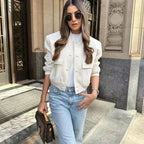 Veste bomber femme beige en matériau léger, avec poches frontales et design moderne.