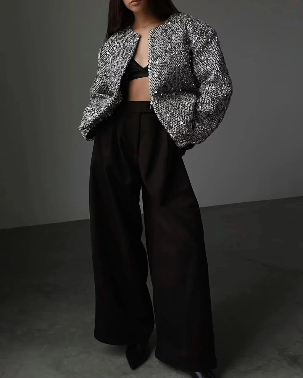 Veste bomber femme argentée avec sequins, coupe sportive, en matériau léger, avec des bords élastiques.