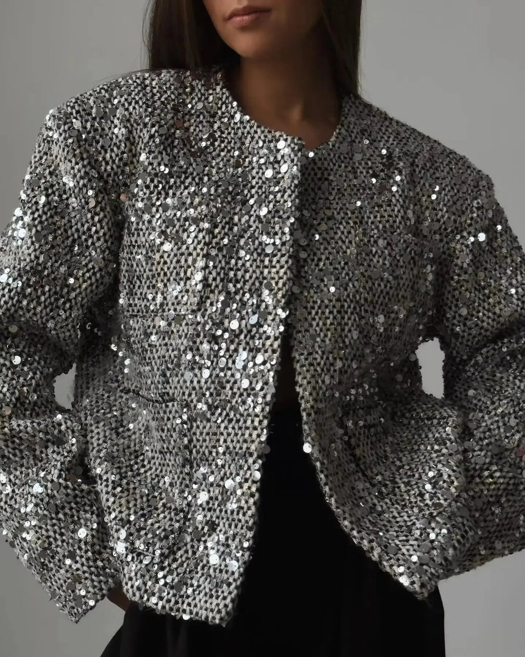 Veste bomber femme argentée avec sequins, coupe décontractée et tissu léger pour un usage quotidien.