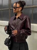 Veste bomber femme bordeaux en simili cuir, coupe moderne avec poches latérales pratiques.