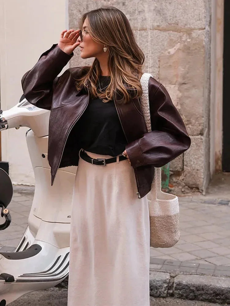 Veste bomber femme bordeaux en simili cuir avec bords côtelés et fermeture éclair.