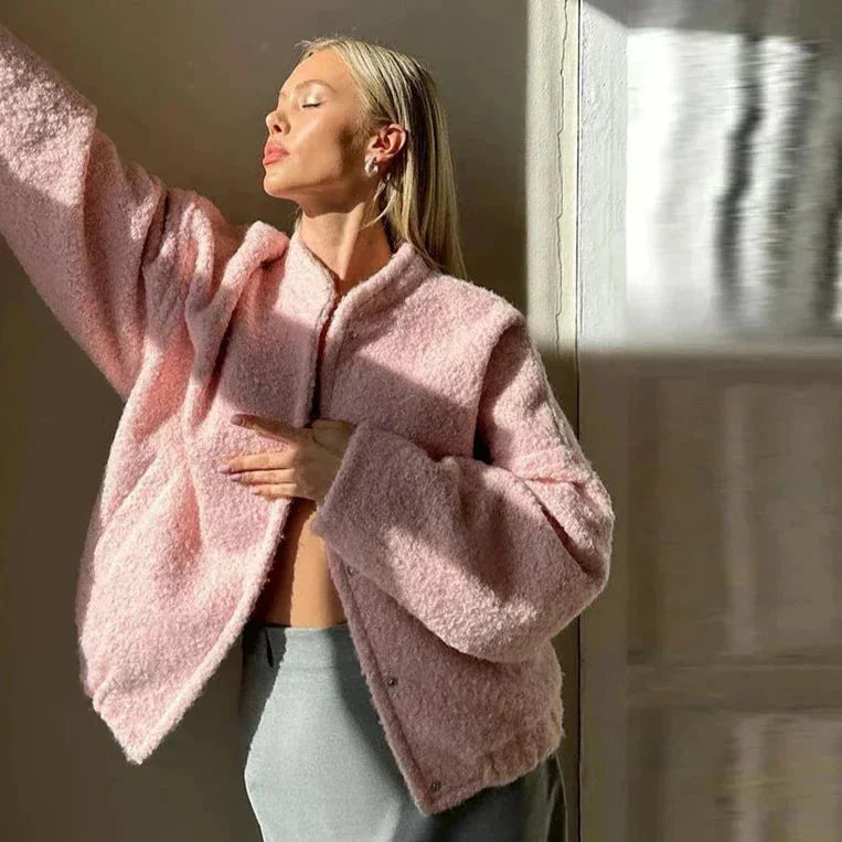 Veste bomber femme rose en matière teddy, coupe classique avec doublure confortable.