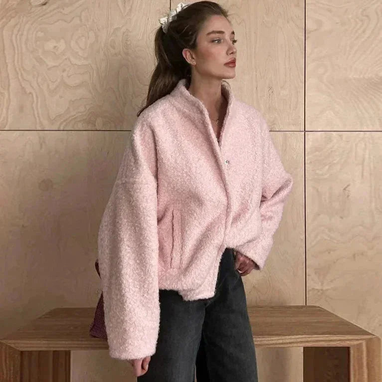 Veste bomber femme rose en matière teddy, coupe décontractée et confortable, idéale pour le quotidien.