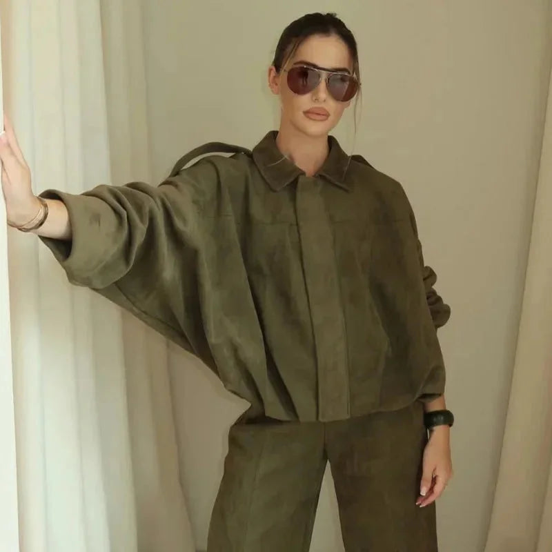 Veste bomber femme oversize marron avec fermeture éclair et design minimaliste.