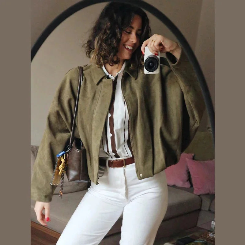 Veste bomber femme oversize en nylon léger, fermeture éclair intégrale et poignets élastiques, couleur noire.