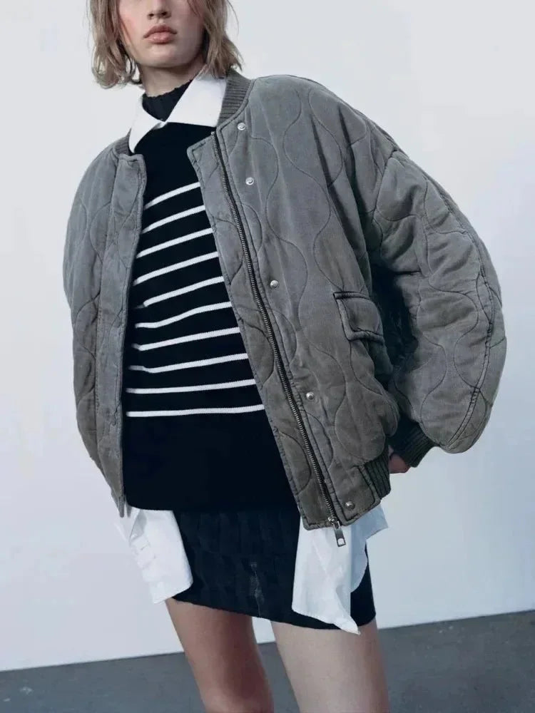 Oversize Damen Bomberjacke aus gestepptem Material mit Druckknöpfen, ideal für lässige Looks und vielseitige Kombinationen.