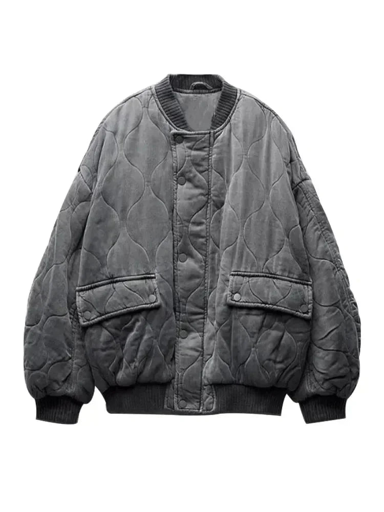 Oversize, gesteppte Frauen-Bomberjacke mit Druckknöpfen, aus strapazierfähigem Material für lässigen Stil und Komfort.