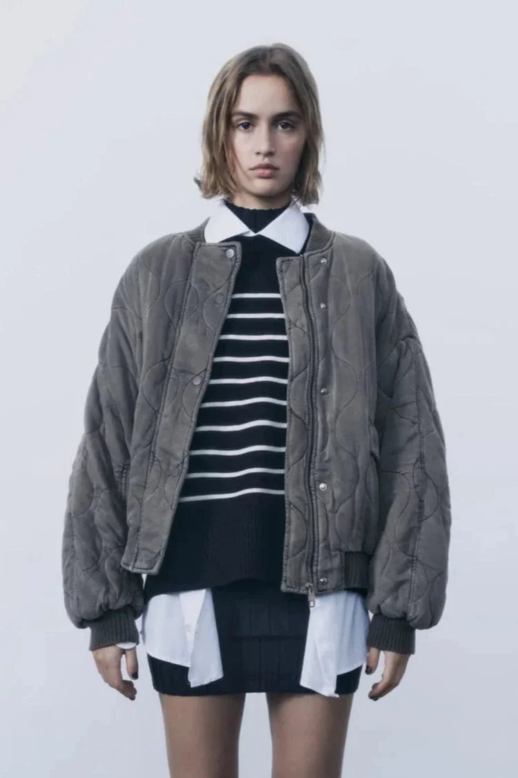 Oversize, gesteppte Damen-Bomberjacke mit Druckknöpfen aus leichtem Material für einen lässigen Look und Komfort.