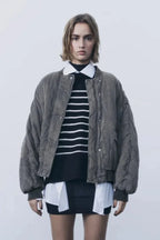 Veste bomber femme oversize matelassée noire avec boutons-pression, conçue pour un style décontracté et un confort optimal.