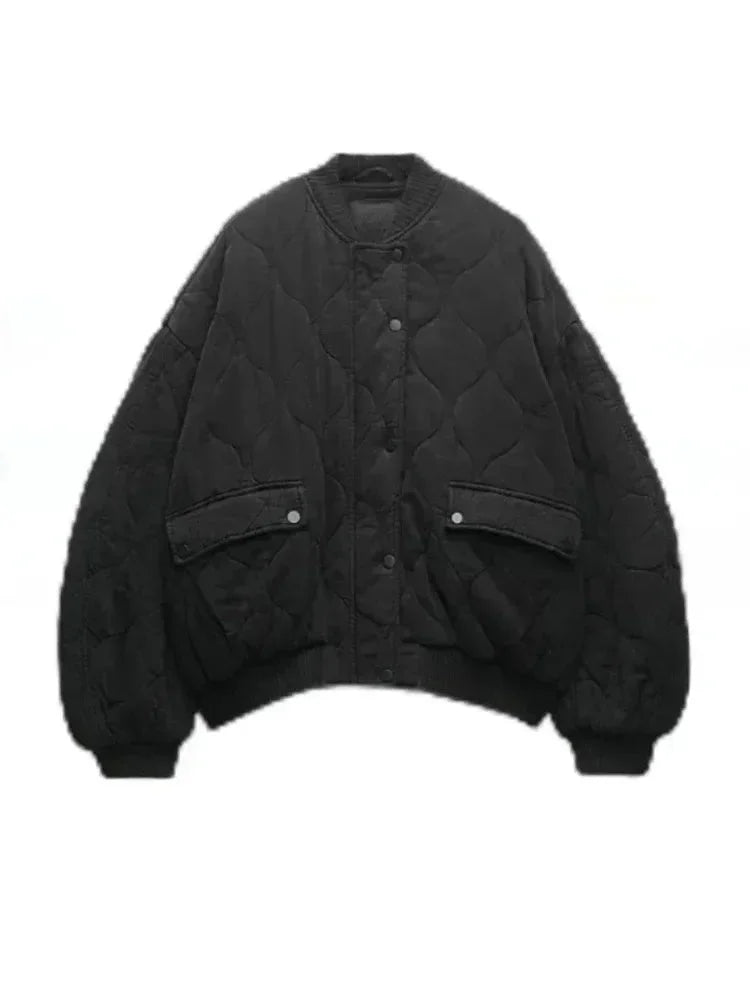 Dunkelgrüne, oversized Damen-Bomberjacke, gesteppt, mit Druckknöpfen und seitlichen Eingrifftaschen für zusätzlichen Komfort.