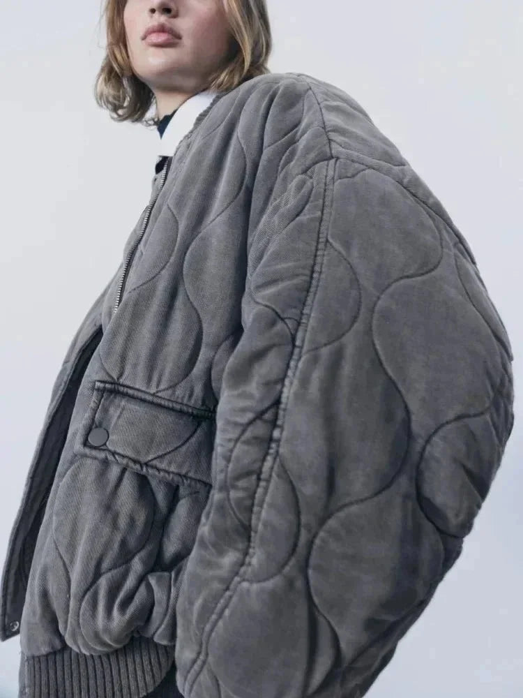 Oversize, lange Bomberjacke für Frauen in Steppdesign mit Druckknöpfen aus strapazierfähigem Material.