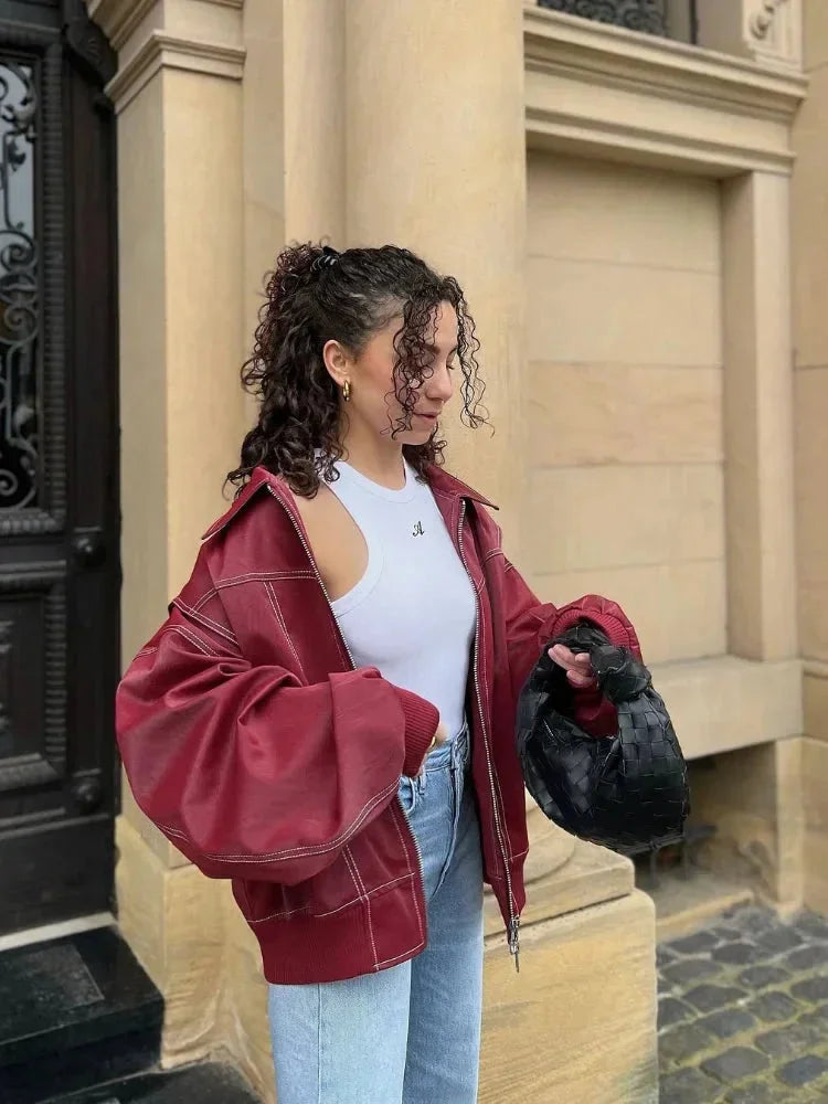 Veste bomber oversize femme en nylon rouge, avec fermeture éclair à l'avant et coupe décontractée.