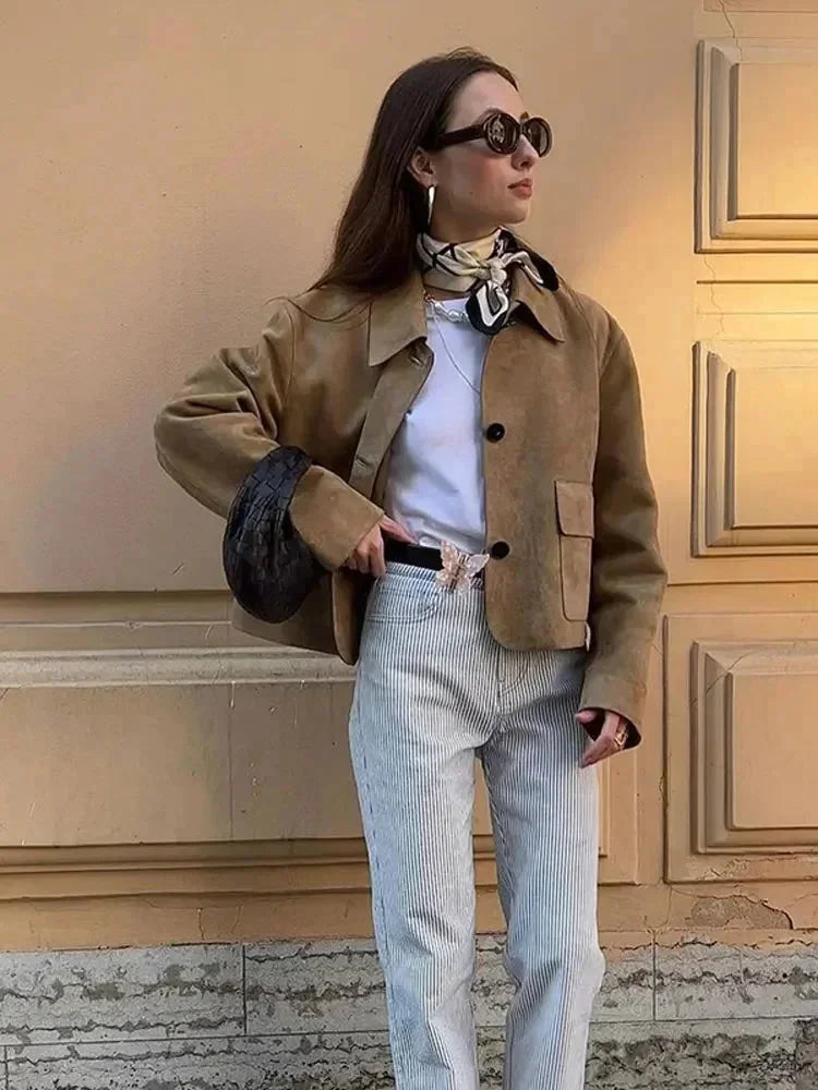 Kamelbraune Kurzjacke aus Veloursleder für Frauen, mit praktischen Vorderpockets und modernem Schnitt.