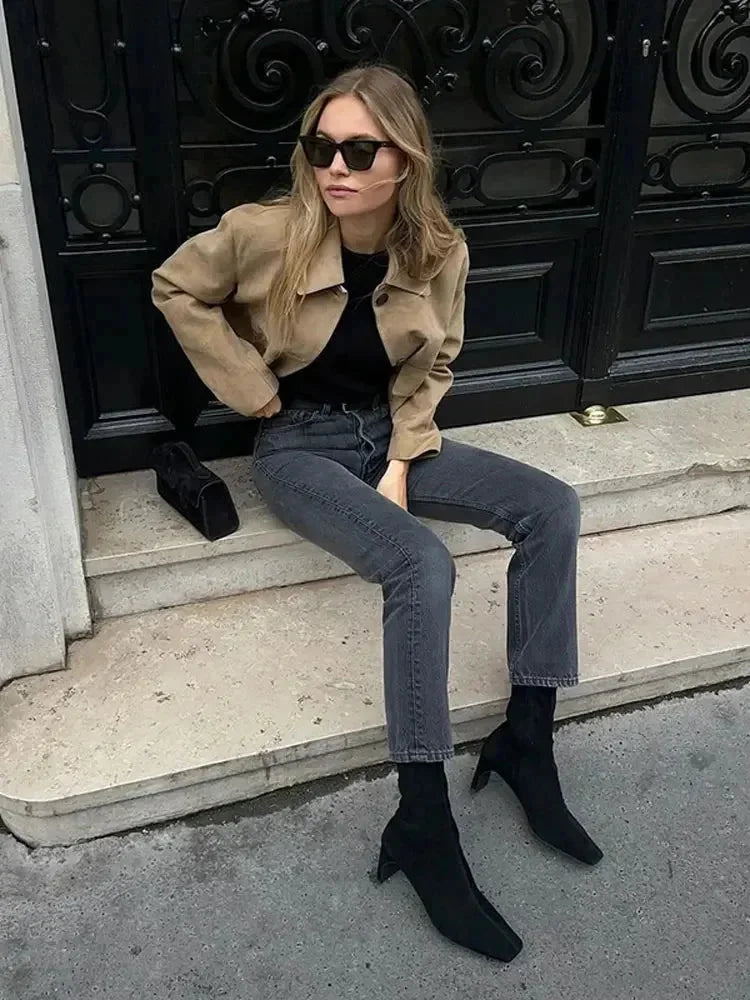 Veste courte femme en daim camel avec poches avant et coupe classique.