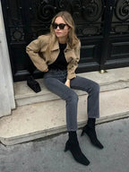 Kurze Damenjacke aus weichem, camel-farbenem Wildleder mit praktischen Fronttaschen und klassischem Schnitt.