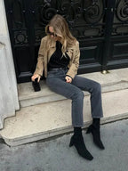 Kamel-Farbene, kurze Damenjacke aus Wildleder mit vorderen Taschen und minimalistischer, eleganter Silhouette.