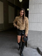 Kamelbraune Kurzjacke aus Wildleder für Frauen mit Fronttaschen und zeitlosem Schnitt. Ideal für den Alltag.