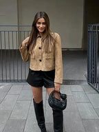 Kurze Damenjacke aus camelfarbenem Wildleder mit praktischen Fronttaschen und elegantem Schnitt.