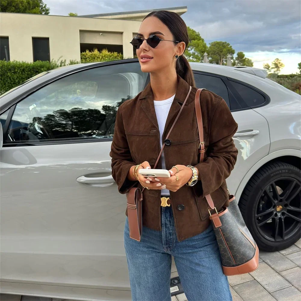 Blazer court femme en daim marron, coupe ajustée, design classique, adapté pour un usage quotidien.