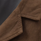 Blazer court femme en daim marron, coupe ajustée, col moderne et poches latérales.