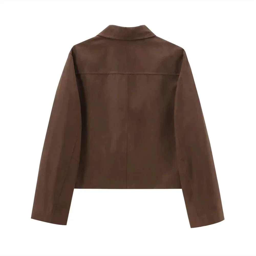 Blazer court femme en daim marron, coupe minimaliste avec poches pratiques.