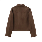 Blazer court femme en daim marron, coupe minimaliste avec poches pratiques.