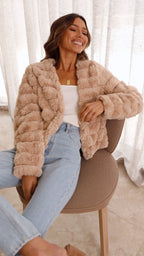 Veste courte femme en fausse fourrure avec col ouvert, douce au toucher et détails tendance.