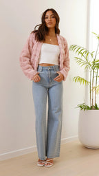 Veste courte femme en fausse fourrure, col ouvert, matière douce, silhouette décontractée.