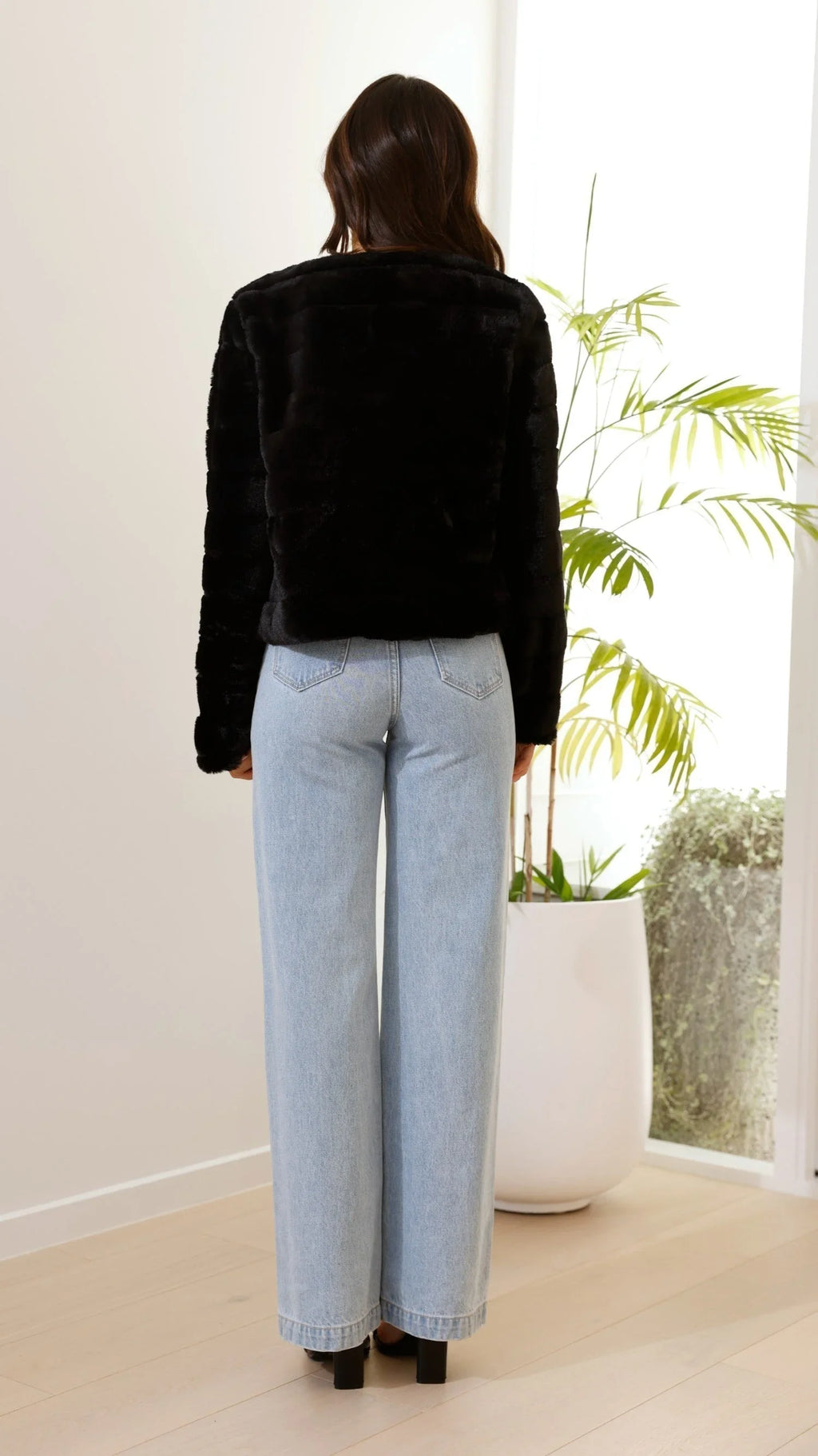 Veste courte femme en fausse fourrure grise avec col ouvert, parfaite pour les saisons froides.