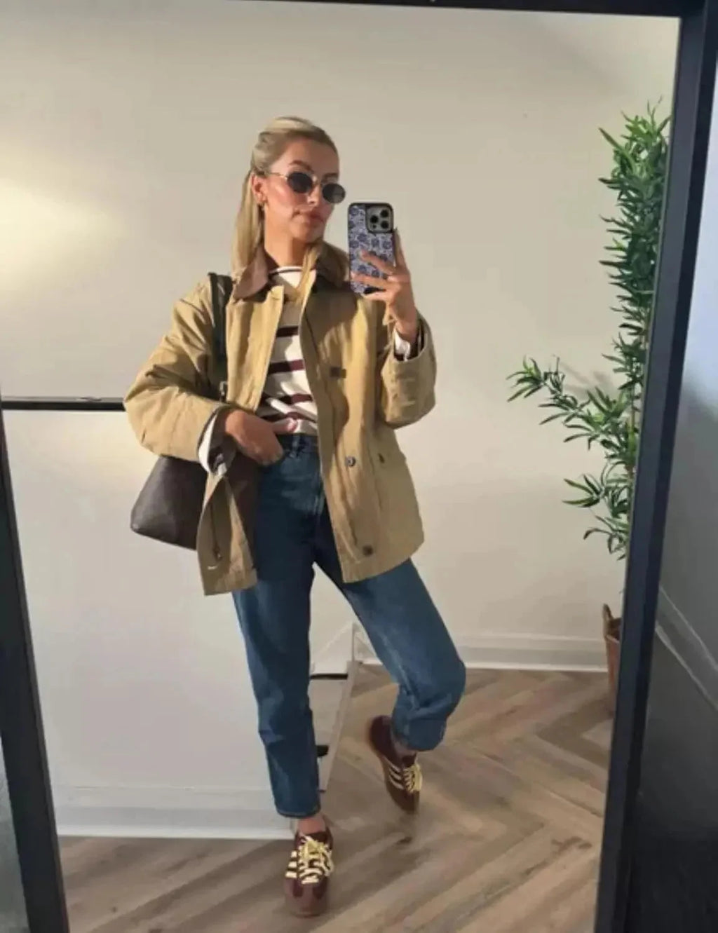 Veste femme kaki en mélange de coton, col en velours côtelé, avec poches pratiques.