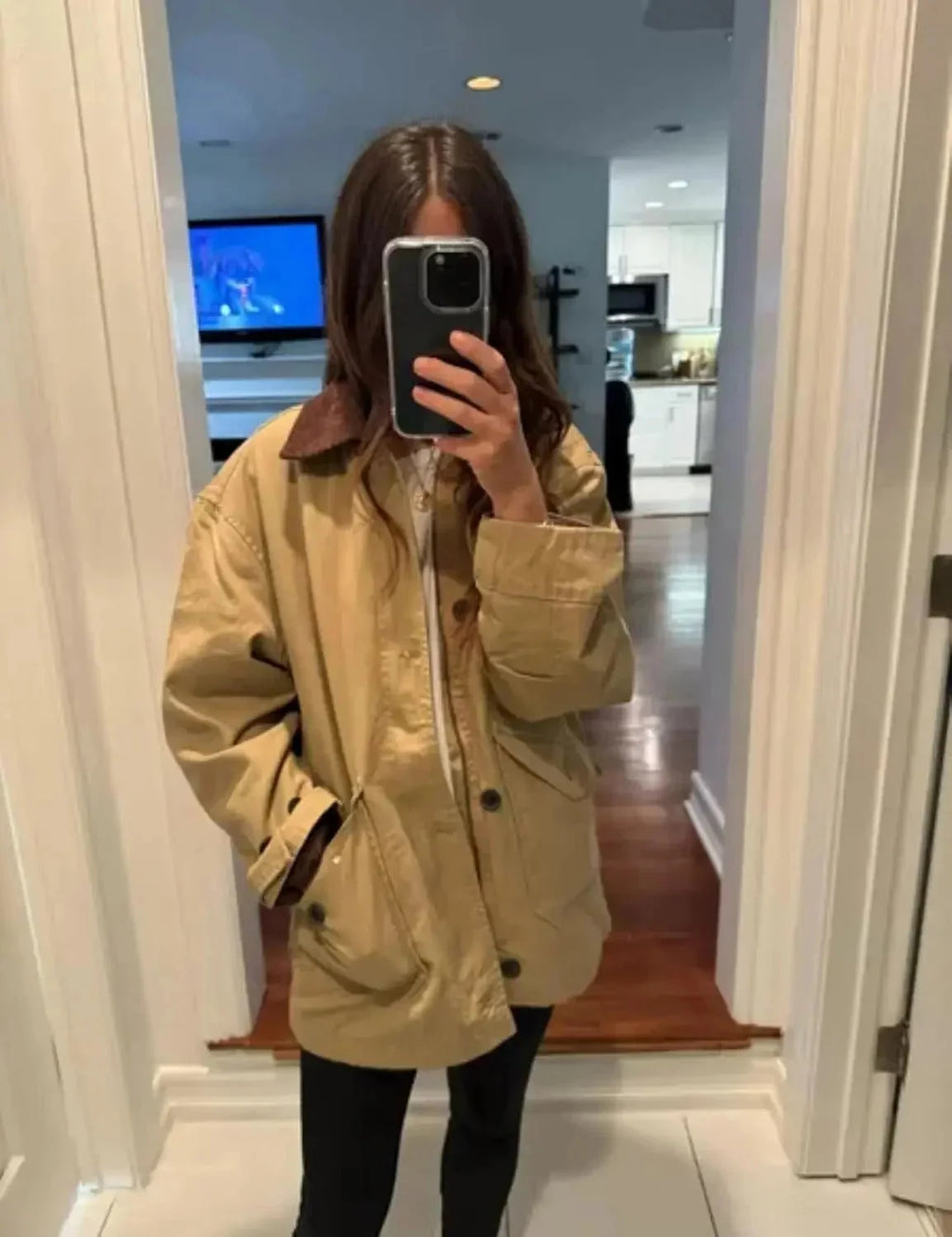 Veste femme mi-saison en velours côtelé, col montant, couleur bleu foncé.