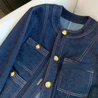 Veste en denim bleu foncé pour femme, coupe classique, avec boutons dorés et tissu résistant.
