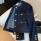 Veste en denim bleu foncé pour femme, coupe classique, avec boutons dorés. Idéale pour diverses occasions.