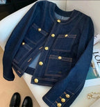 Veste en denim bleu foncé pour femme, coupe classique, avec boutons dorés.