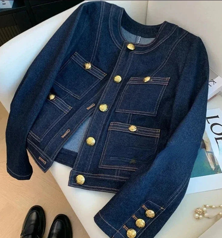 Veste en denim bleu foncé pour femme, coupe classique, avec boutons dorés.