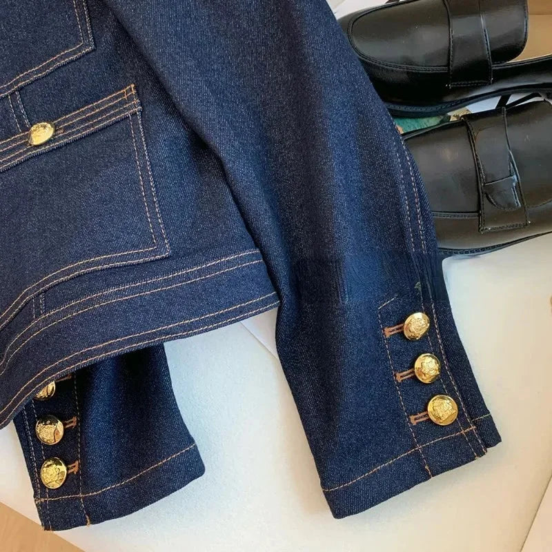 Veste en denim bleu foncé pour femme, coupe classique, avec boutons dorés et en coton robuste.