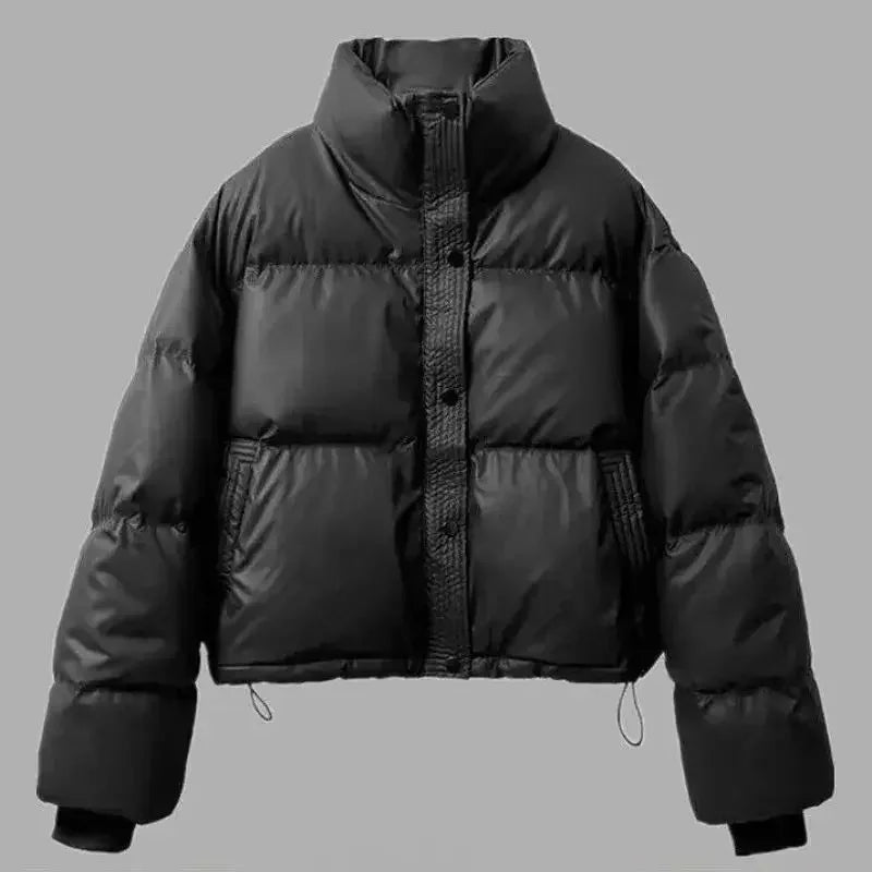 Doudoune courte noire pour femme, design minimaliste, en PU, avec poches pratiques.