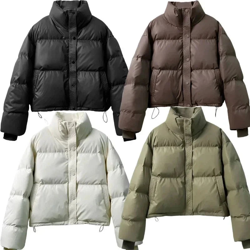 Doudoune courte d'hiver blanche pour femme, design moderne avec détails minimalistes et poches pratiques.