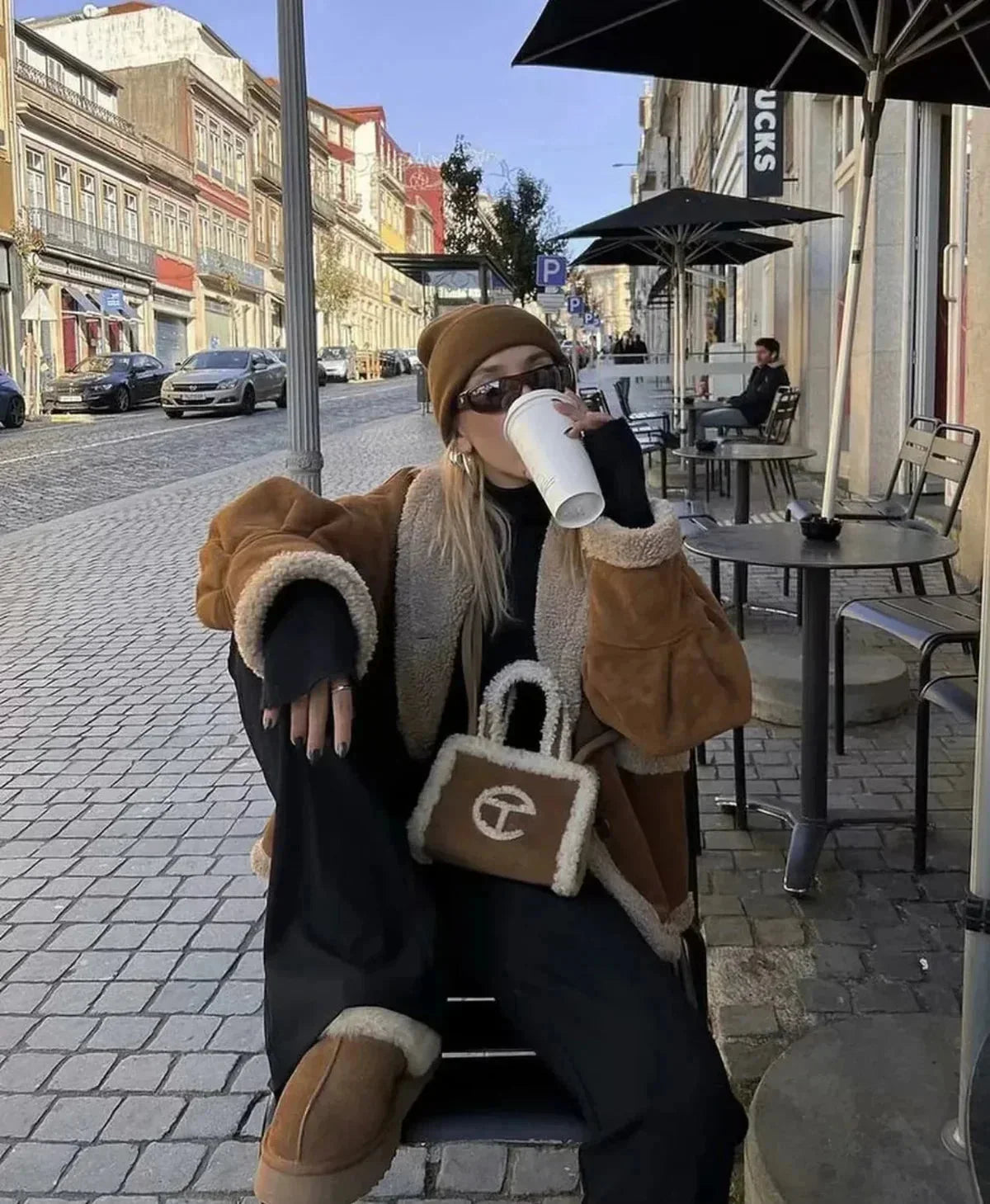 Dunkelblaue Winterjacke für Damen aus samtartigem Imitat-Suede mit warmer Fleece-Doublure und praktischen Taschen.