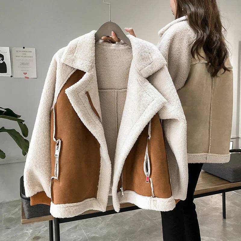 Veste en fourrure synthétique beige pour femmes, col large et coupe légère.