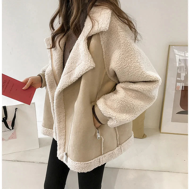Veste en fourrure synthétique beige pour femmes, à col large, confortable et chaude, parfaite pour les journées fraîches.