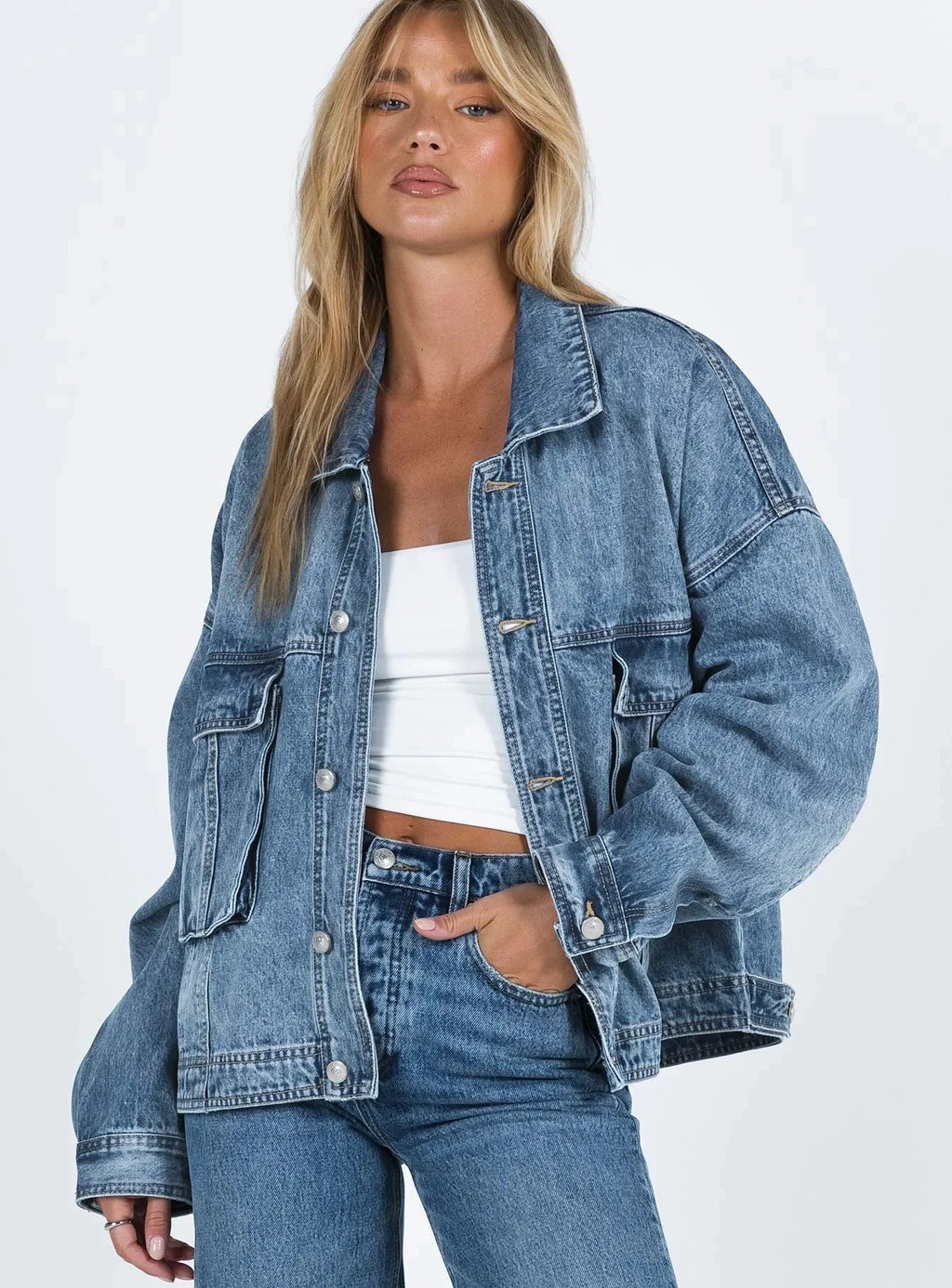 Veste en jean bleu pour femme, coupe ample, design rétro avec boutons distinctifs.