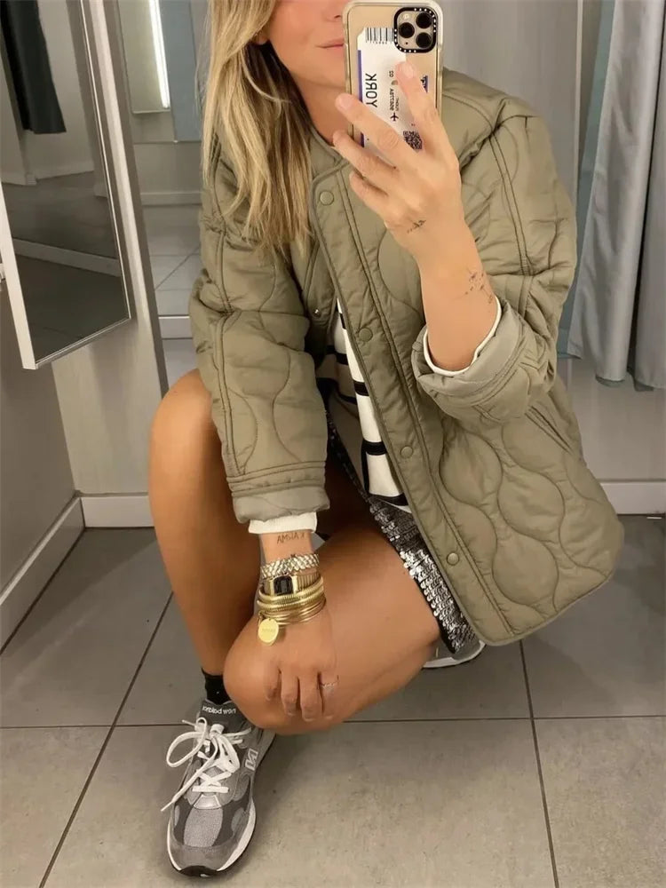 Veste femme ample matelassée verte, avec poches pratiques et coupe décontractée, idéale pour l'hiver.