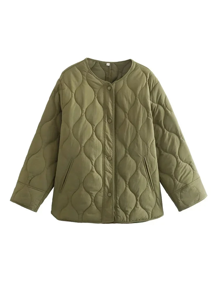 Veste femme ample matelassée verte, avec un design décontracté et des poches pratiques pour l'hiver.