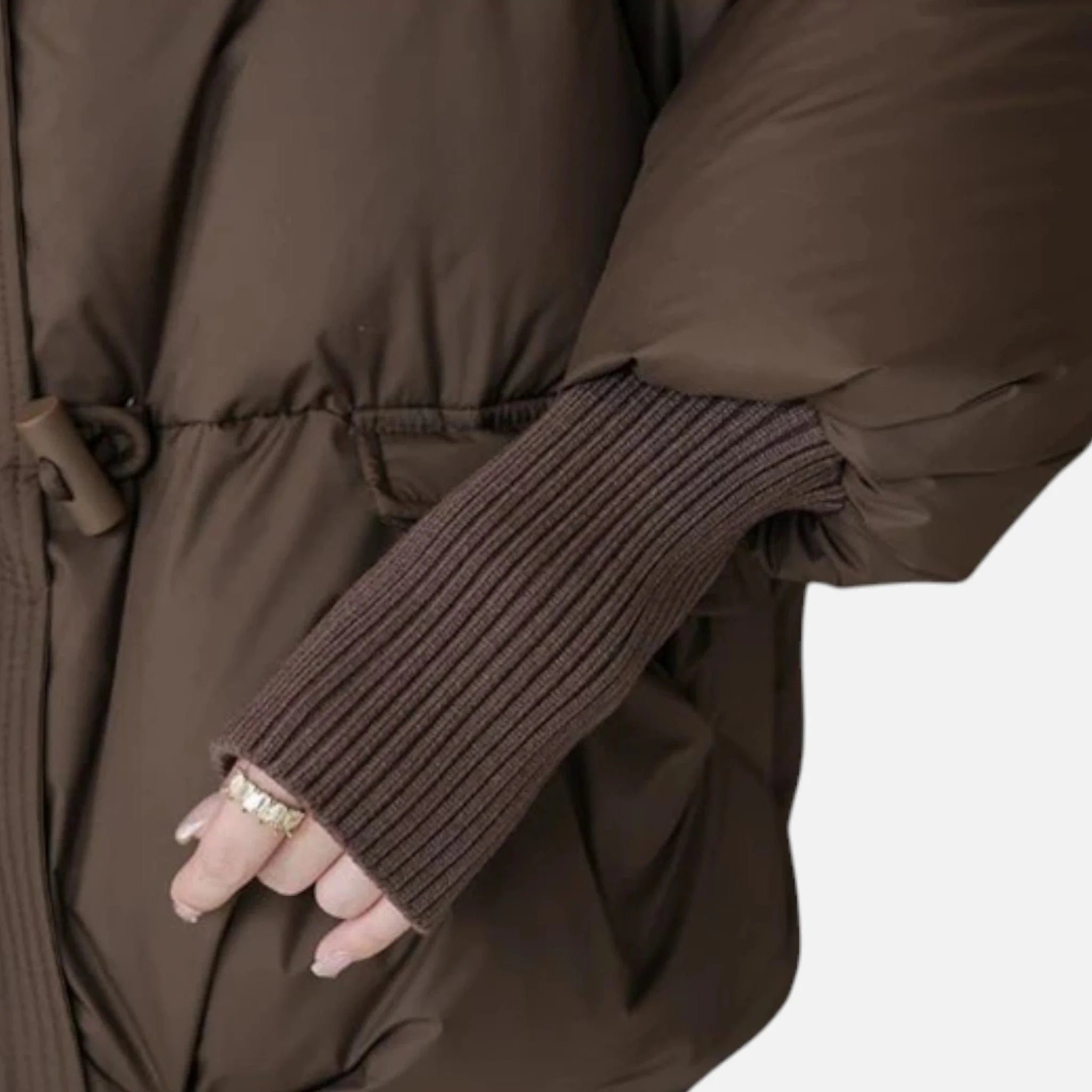 Veste femme café avec col en fausse fourrure, manches côtelées et coupe moderne, adaptée pour les jours frais.